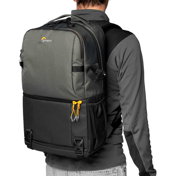 Fotorucksack Lowepro Fastpack BP 250 AW III schwarz an Person