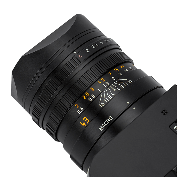 Leica Q3 Gegenlichtblende in Schwarz an Kamera von oben
