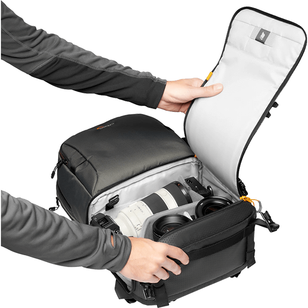 Fotorucksack Lowepro Fastpack BP 250 AW III schwarz beim öffnen
