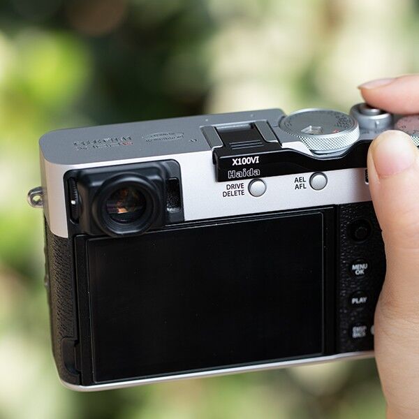Haida Thumbs Grip für Fujifilm X100VI in Schwarz an Kamera montiert