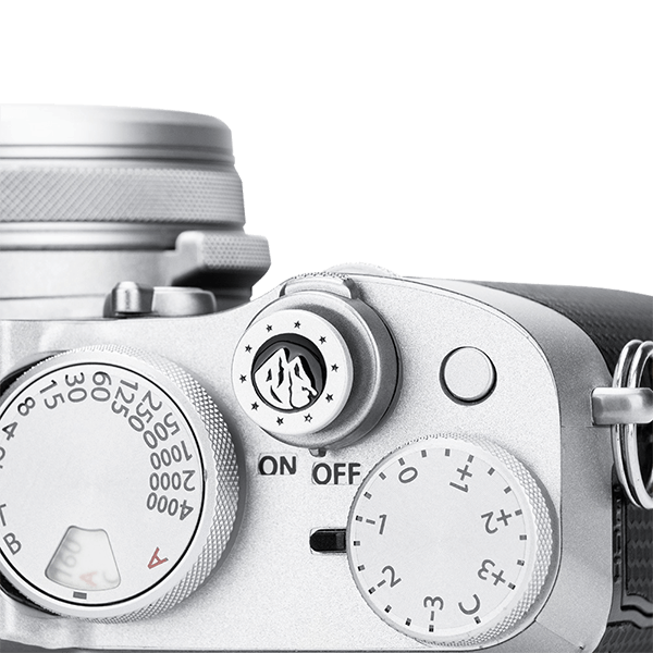 Auslöseknopf mit Bergen zu Fujifilm Kameras in silber auf Kamera von oben