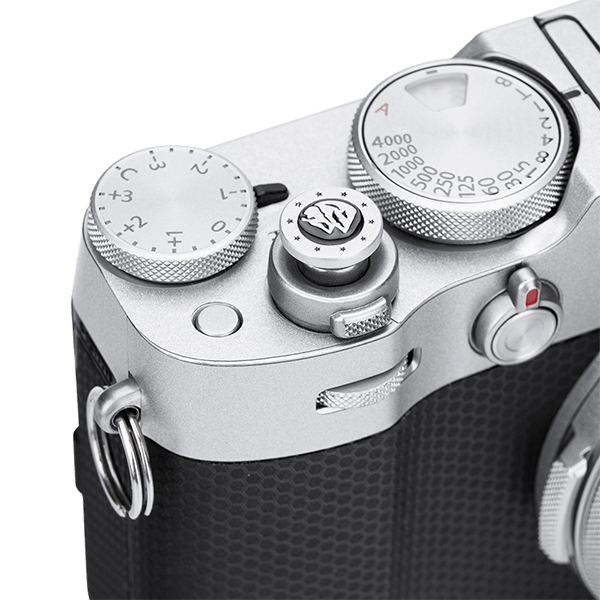 Auslöseknopf mit Bergen zu Fujifilm Kameras in silber auf Kamera von vorne