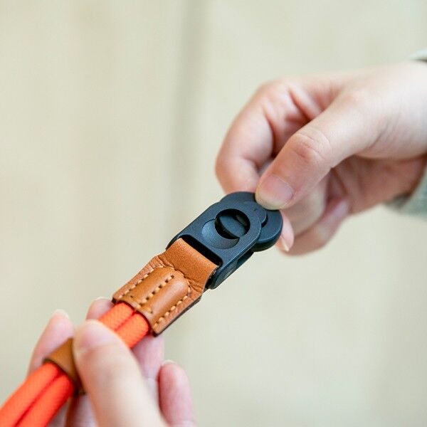 Closure for the Haida wrist strap in orange