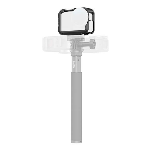 SmallRig Kaefig fuer DJI Osmo Action 6 montiert auf Handgriff