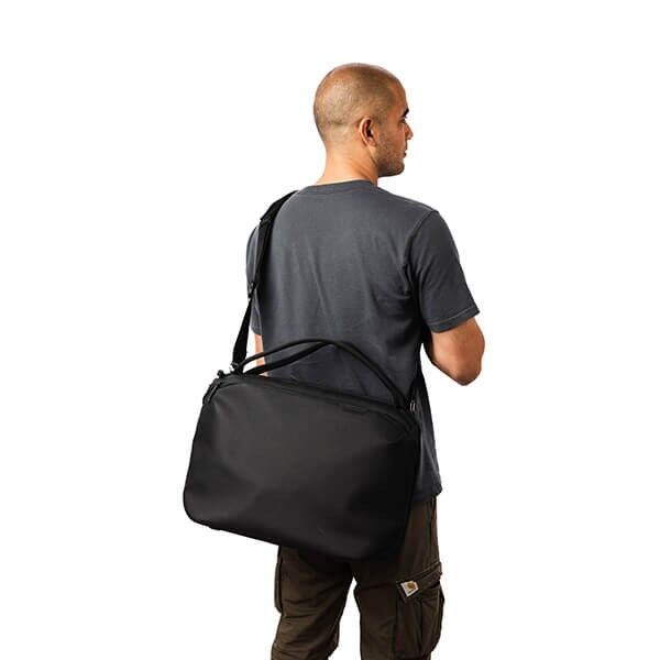 Peak Design Travel Weekender in black, 25-liter travel bag carried on the back by one person Peak Design Travel Weekender in black, 25-liter travel bag carried on the back by one person