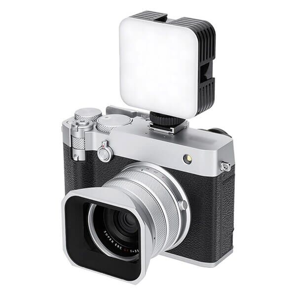 Daumengriff Fujifilm GFX100RF silber an Kamera montiert mit Zubehör