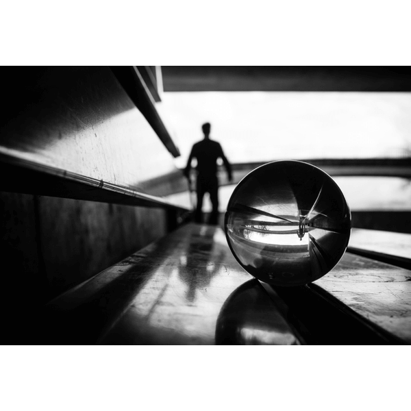 Glaskugel erzeugt Spiegelbild einer Stadtansicht