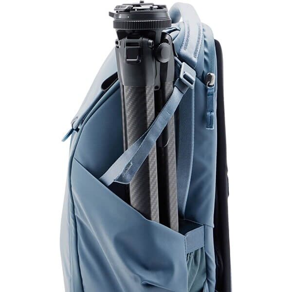 Peak Design Everyday Backpack Ocean mit Stativ an den Aussenriemen Peak Design Everyday Backpack Ocean mit Stativ an den Aussenriemen