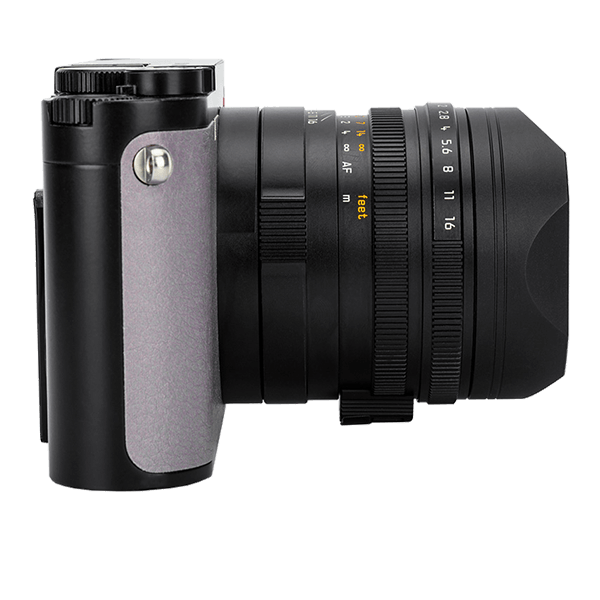 Leica Q3 Gegenlichtblende in Schwarz an Kamera seitlich