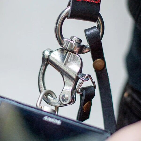 Bronkey Befestigung mittels Stativschraube und Sicherungsriemen