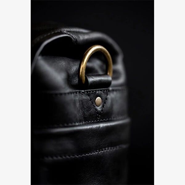Bronkey Tokyo Kameratasche Leder schwarz gurt detail