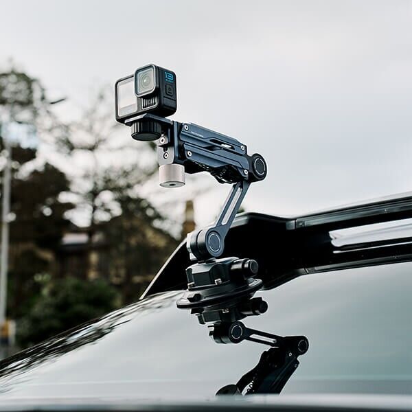 SmallRig Mini Stossdaempferarm mit Osmo Pocket 3 an Scheibe montiert