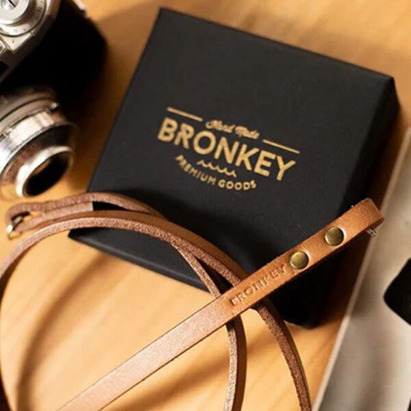 Verpackung und Detail des Berlin 103 Kameragurt aus Leder 