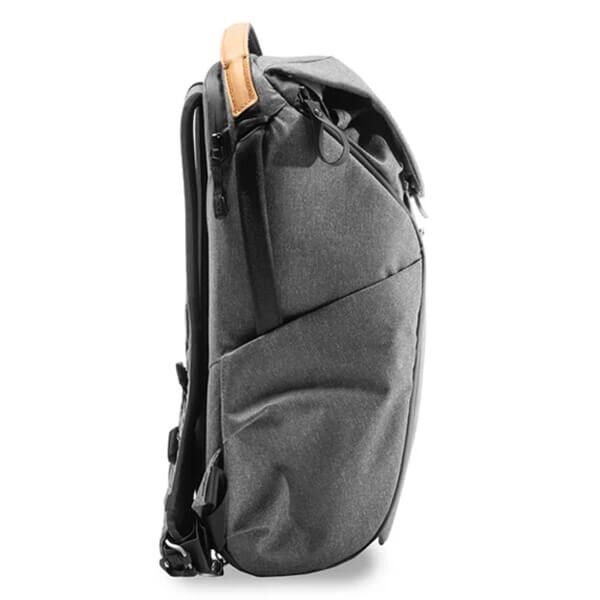Peak Design Everyday Backpacks 20Liter V3 in Charcoal seitlich