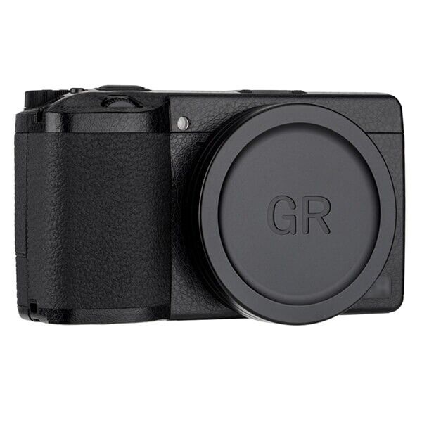 Ricoh GR IV mit montiertem Objektivdeckel