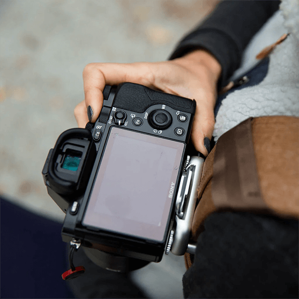 Peak Design Capture silber Clip und Plate CP-S-3 in Anwendung