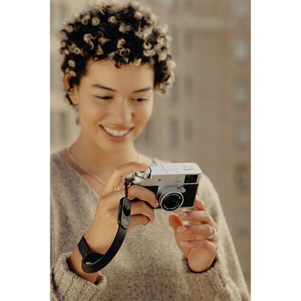 Peak Design Cuff Handschlaufe an Kamera befestigt