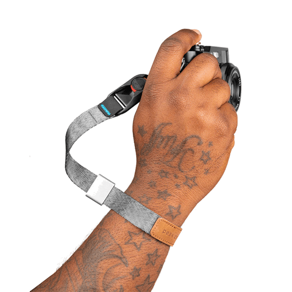 Peak Design Cuff asch CF-AS-3 Handschlaufe in Anwendung