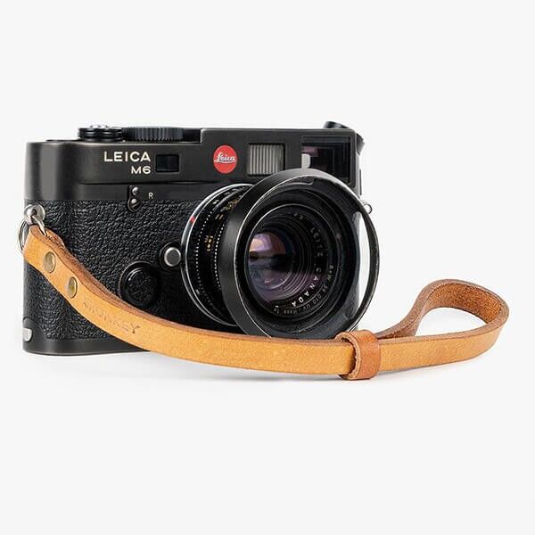 Camera hand strap Bronkey Berlin 203 light brown front view