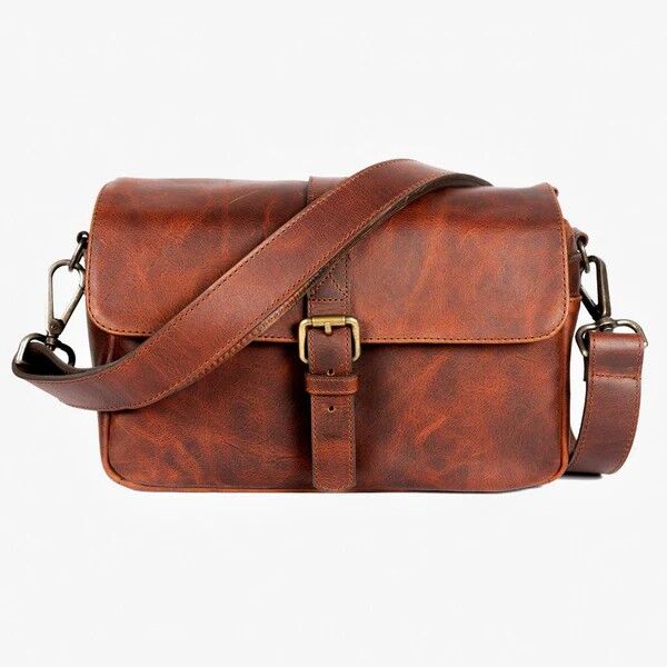 Front view of the Bronkey París Cognac leather camera bag