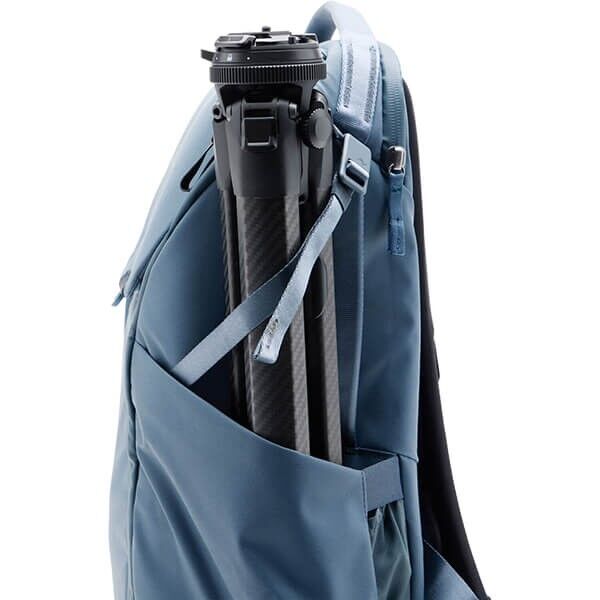 Peak Design Everyday Backpack Ocean mit Stativ an den Aussenriemen Peak Design Everyday Backpack Ocean mit Stativ an den Aussenriemen