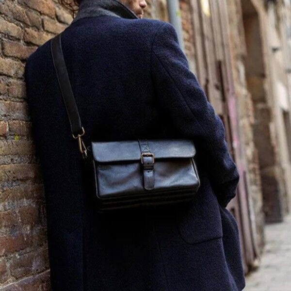 Bronkey Schwarze Leder-Kameratasche París, Trage Beispiel